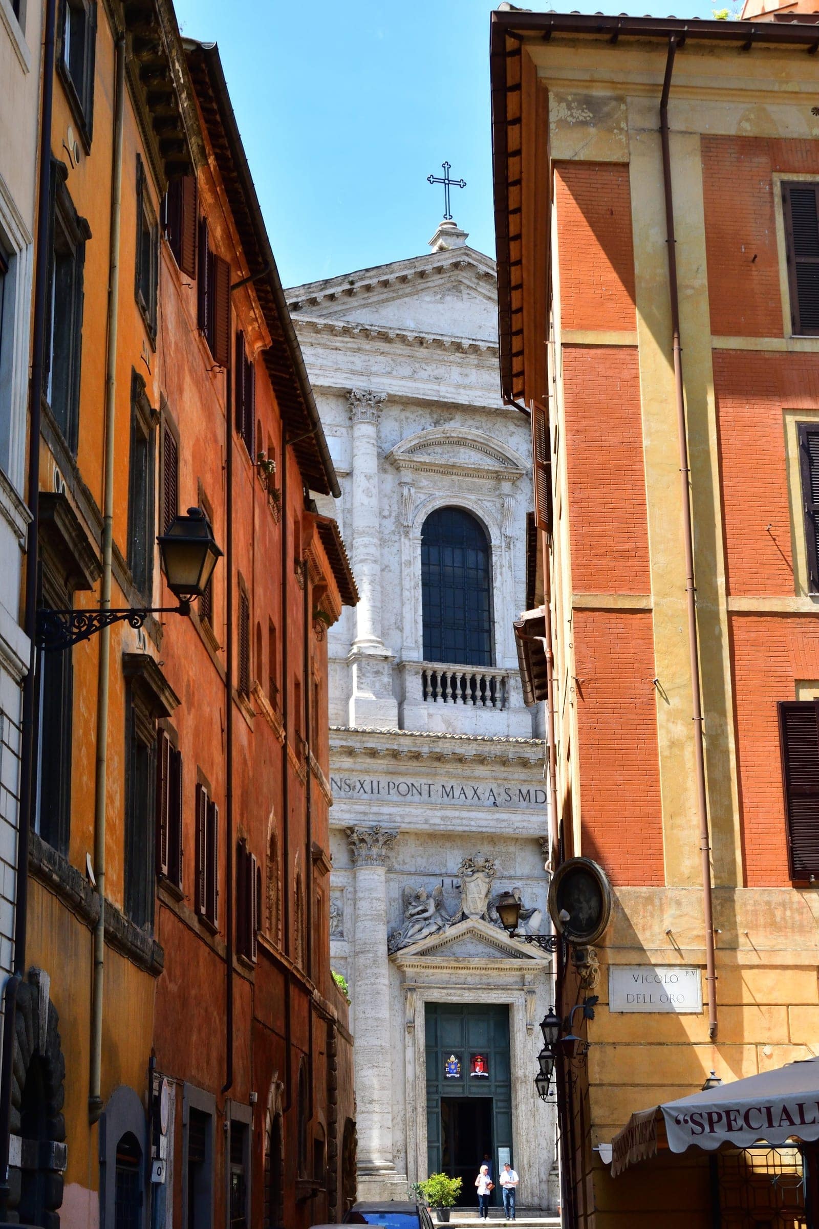 San Giovanni dei Fiorentini seen from Via del Consolato in Rome. Featured image for A Vatican to Trastevere church walk that actually flows.